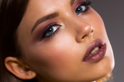 A step by step guide to sexy smokey eye makeup.